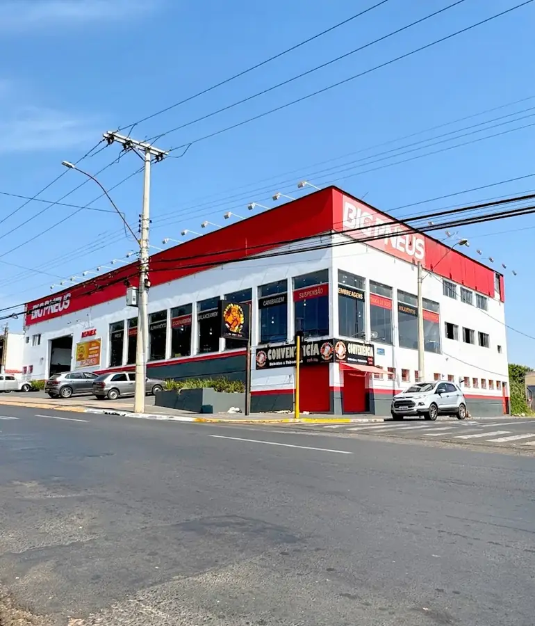 Fachada da Big Pneus, prédio branco e vermelho na Av. Castelo Branco, 2-30, em Bauru